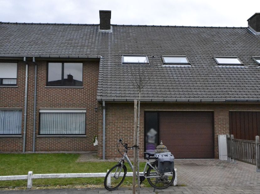 Ruime gezinswoning met tuin, garage, zolder en 4 slaapkamers met een rustige ligging, op wandelafstand van centrum Lauwe. Op het gelijkvloers is er ee
