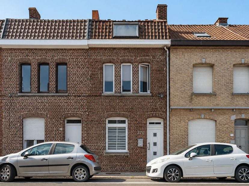 Maison prête à emménager à Comines à la recherche de nouveaux propriétaires !<br />
Dès lentrée, vous découvrez un hall qui mène vers un séjour lumine