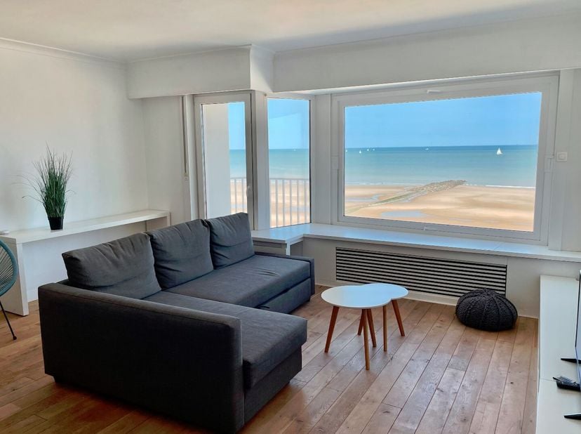 A LOUER SUR UNE BASE ANNUELLE: 650 euros/mois<br />
Très bel appartement d'une chambre fini moderne au cinquième étage.<br />
Un salon cosy avec une b
