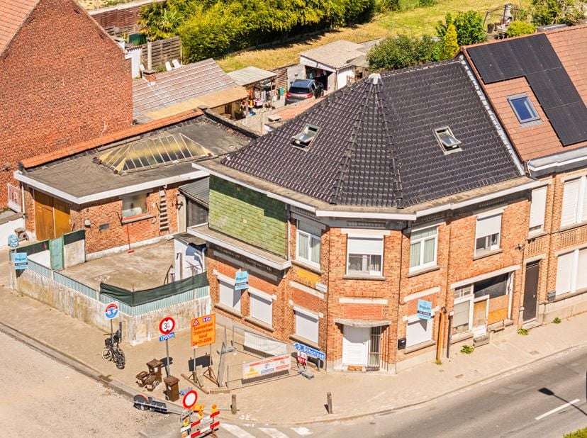Maison prête à emménager et étonnamment spacieuse avec 5 chambres, très grand garage et jardin urbain, bien située le long d'une route d'accès ! Cette