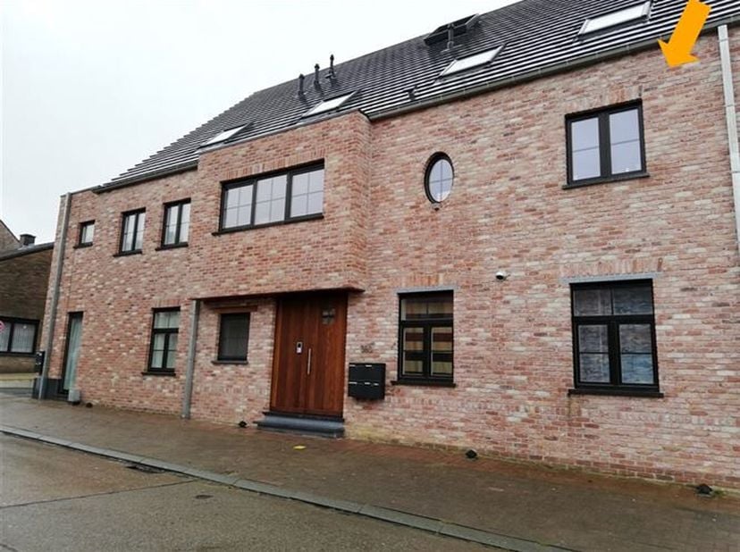 Ruim duplex-appartement met 3 slaapkamers en groot zuidgericht terras, gelegen op de eerste verdieping van een recent gebouw met slechts zes apparteme