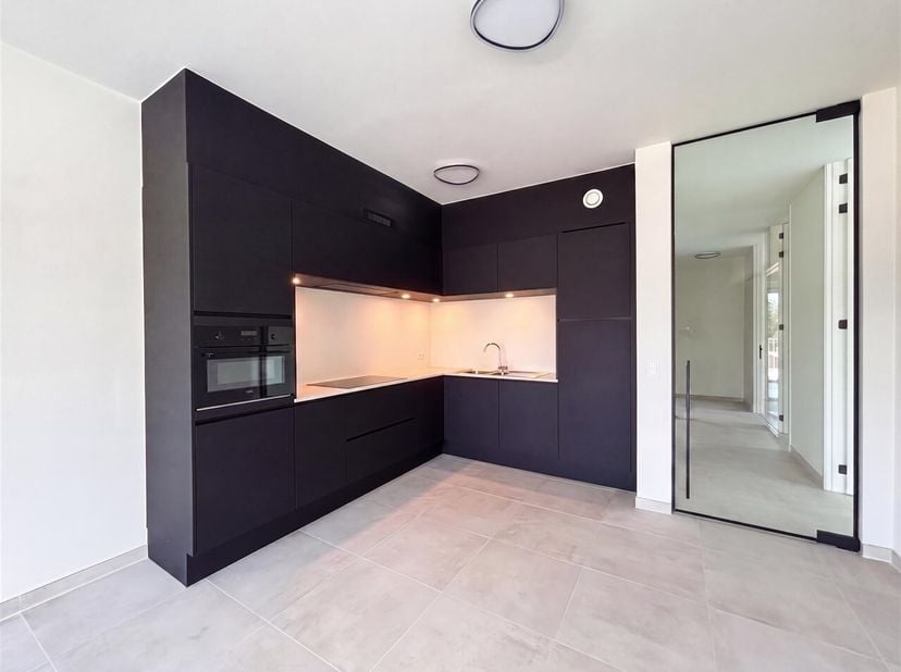 Ontdek dit uitzonderlijke appartement op de eerste verdieping, gelegen in de stijlvolle en groene woonwijk Flora. Dankzij de uitstekende ligging bevin