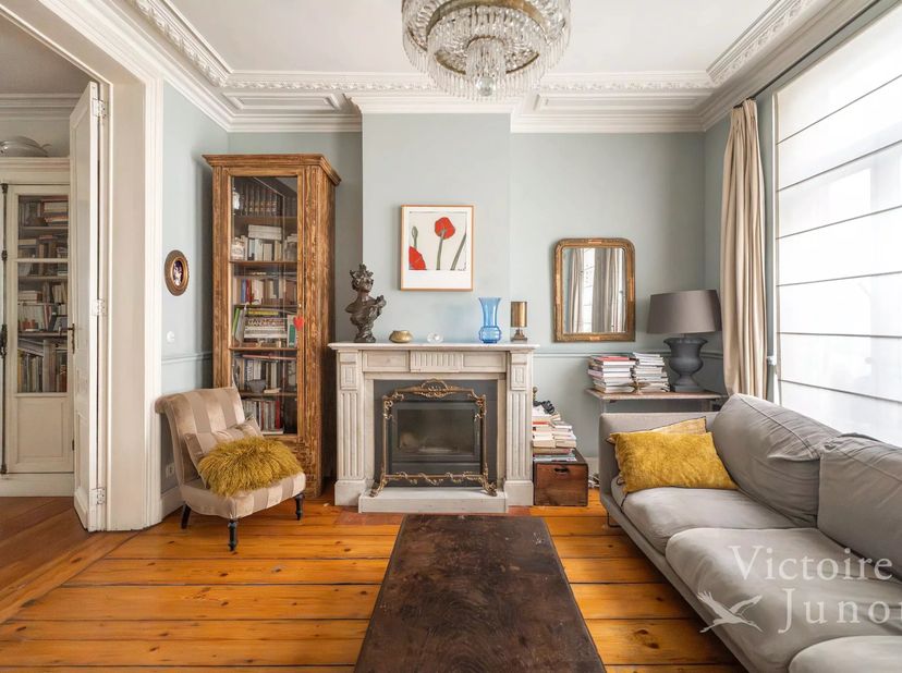 Victoire Junot vous présente, dans le recherché quartier Louise, cette belle maison de ± 300 m² daprès PEB, rénovée en profondeur en 2001, avec une co