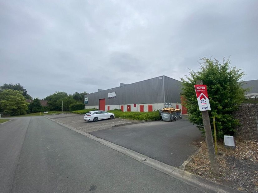 Deze ruime en instapklare loods is gunstig gelegen in een ambachtelijke zone, niet ver van de oprit van de autosnelweg in Menen. Ideaal voor opslag, k