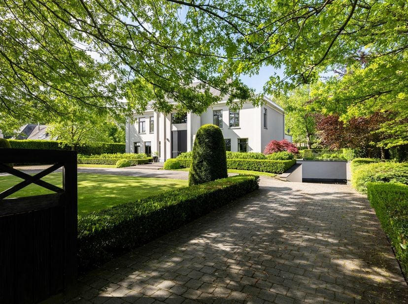 Aan de groene rand van Weelde bevindt zich deze uitzonderlijke villa op een perceel van 3.187m² met onder meer vier slaapkamers, drie badkamers, een b