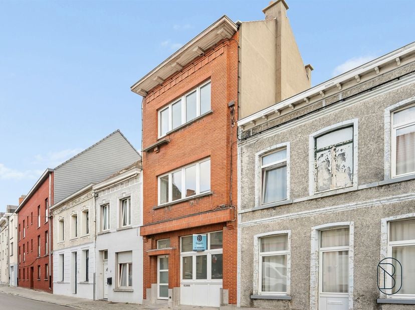 Deze charmante, volledig gerenoveerde woning is ideaal gelegen in het hart van het stadscentrum en zal u zeker bekoren met zijn comfort en toplocatie.