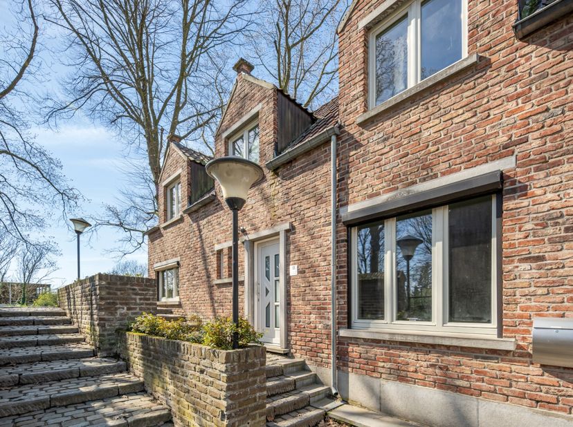 Deze gezellige stadswoning is gelegen in een verkeersvrije straat in het centrum van Maaseik! De woning beschikt over 2 slaapkamers en werd recent ger