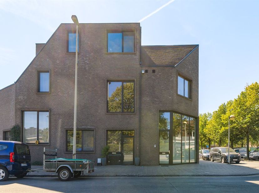 Rustig gelegen handelspand<br />
Ligging: wijk luchtbal, nabij de haven en Noorderlaan, 10 minuten van Antwerpen centrum, nabij autostrade<br />
Omsch