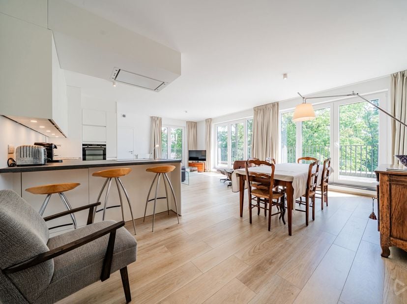 Découvrez ce superbe penthouse situé dans une petite copropriété datant de 2021 à Braine-l’Alleud, à proximité de nombreuses commodités (gare, écoles,