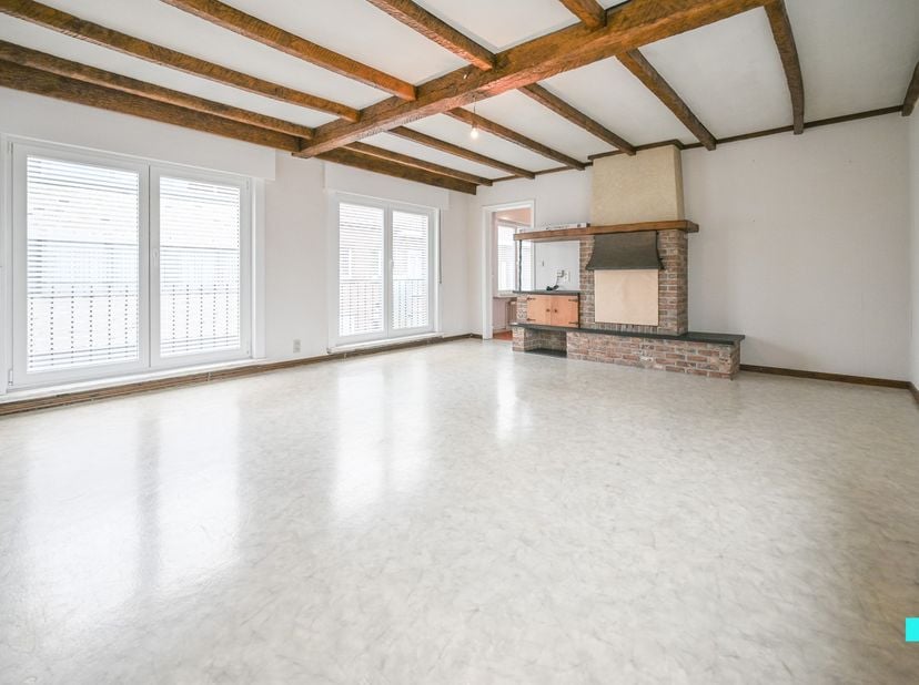 Dit goed onderhouden appartement met twee slaapkamers bevindt zich op de eerste verdieping en heeft een totale bewoonbare oppervlakte van ca. 158 m² (