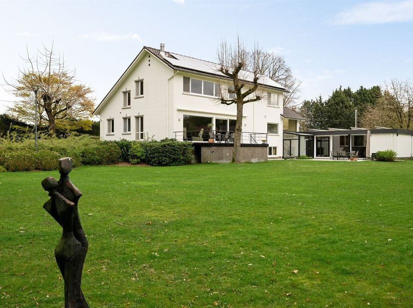 Energiezuinige, volledig gerenoveerde villa met 5 slaapkamers en 3 badkamers op een uitzonderlijk perceel van 17.106 m² in Grobbendonk. Deze instapkla