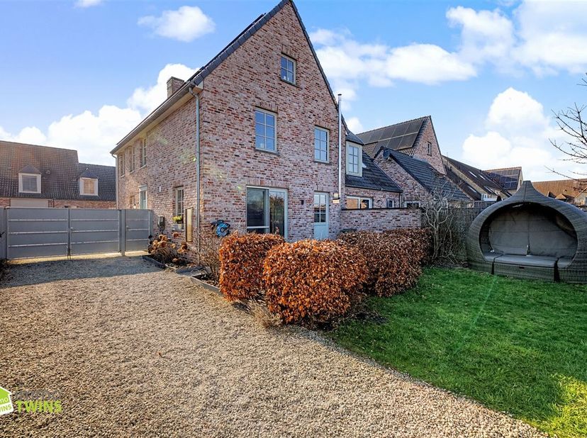 Deze halfopen bebouwing bevindt zich in een rustige en residentiële wijk in Grembergen en beschikt over een bewoonbare oppervlakte van 188 m² op een p