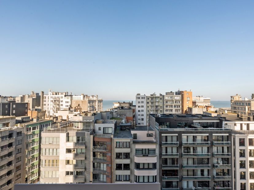 vendre : appartement deux chambres au centre dOstende, avec magnifique vue sur mer et vue panoramique sur la ville. Cet appartement bénéficie dun empl