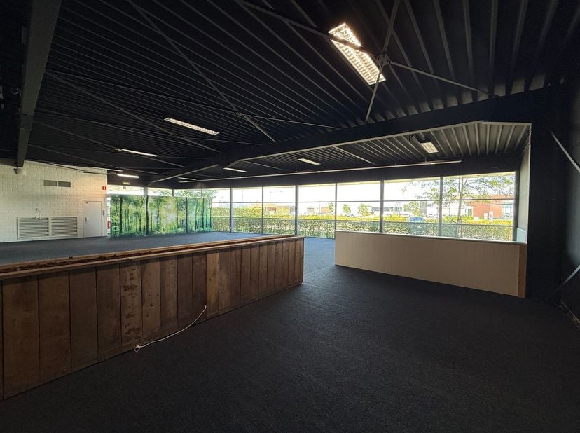 Dit multifunctionele bedrijfsgebouw beschikt over een kantoor/showroom van 960 m² en geniet van een strategische ligging. Op slechts 2 km van de Oude