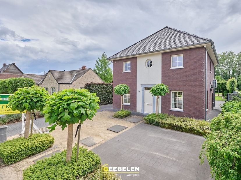 Stijlvolle en energiezuinige woning met 3 slaapkamers (4 mogelijk) gelegen op een centrale locatie.<br />
<br />
Het perceel heeft een mooie oppervlak