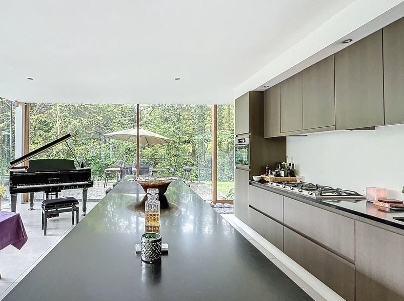 SOUS_OFFRE Barnes Brussels vous propose en exclusivité cette magnifique Villa par Bruno Erpicum construite en 2008. Elle est située dans un clos privé