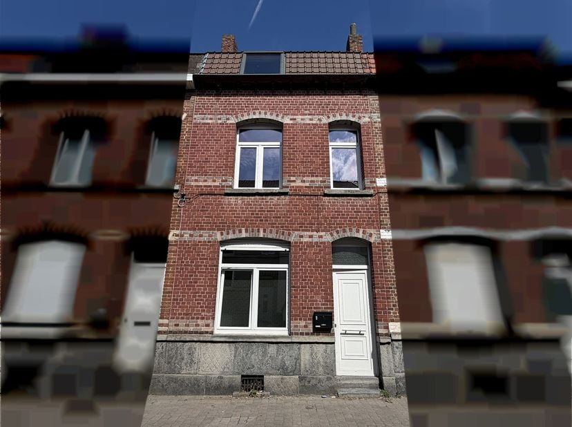 Mooie halfvrijstaande woning met 2 slaapkamers, een tuintje en een inrichtbare zolder, gelegen in Doornik.<br />
<br />
De woning bestaat op de bega