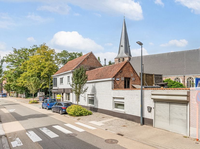 Dit gebouw heeft een gevelbreedte van maar liefst 33 meter en biedt daarmee een grote waaier aan mogelijkheden. Een deel van het gebouw doet momenteel