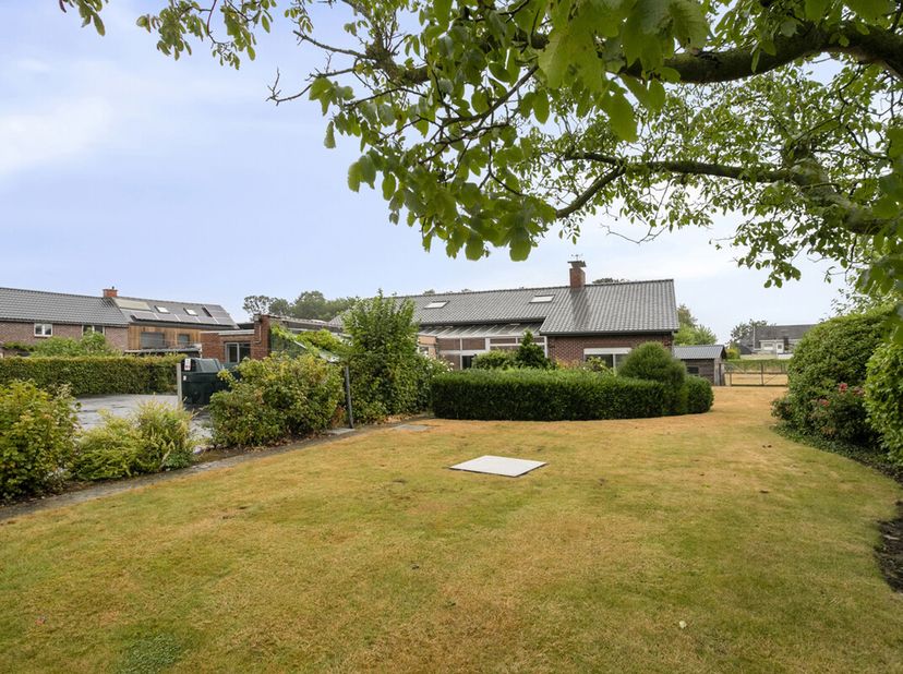 Ruime bungalow op een uitzonderlijk perceel van 3.517 m² met 4 slaapkamers, grote garage en weide<br />
Bent u op zoek naar een betaalbare en ruime wo