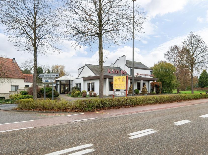 Uniek te renoveren commercieel pand met woonst op zichtbare locatie in Achel<br />
Ligging:<br />
Dit pand is gelegen op een goed herkenbare en strate
