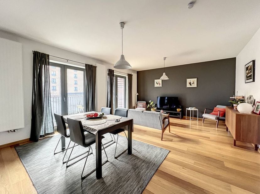 Sint-Gillis — Laat u verleiden door deze unieke, lichtrijke gemeubileerde loft op de 1e verdieping van een karaktervol gebouw.<br />
<br />
Bij de ink
