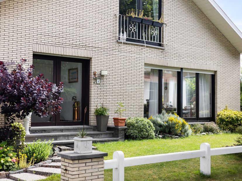 Wenduine: Gelijkvloers appartement te koop met tuin op toplocatie. Op een zeer gegeerde locatie in een residentiële buurt, nabij zowel de duinbossen a