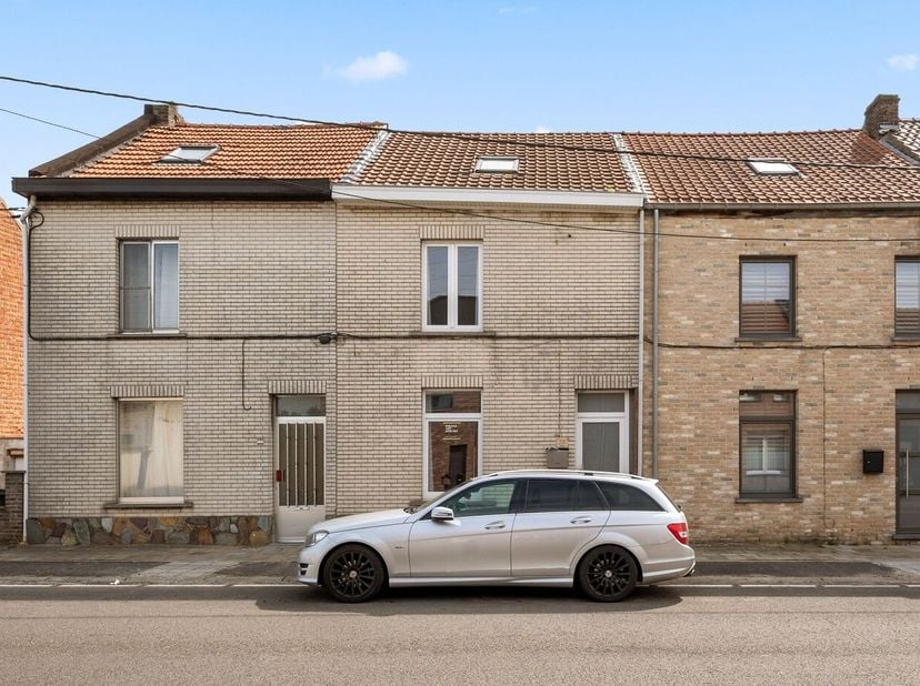 Deze te renoveren rijwoning in Tienen is ideaal voor wie op zoek is naar een gezellige woning met een tuin en garage. De woning heeft 2 slaapkamers en