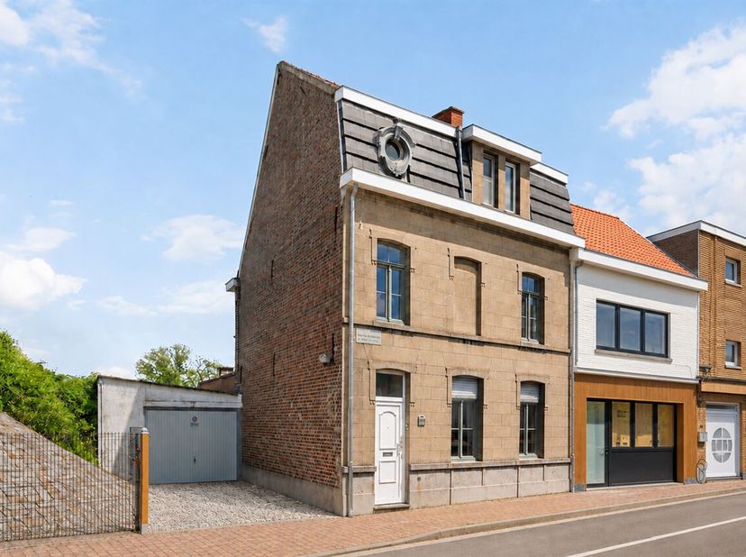 Maison familiale à rénover avec 3 chambres, garage et jardin au centre de Renaix !<br />
Vous recherchez une spacieuse maison familiale à rénover enti