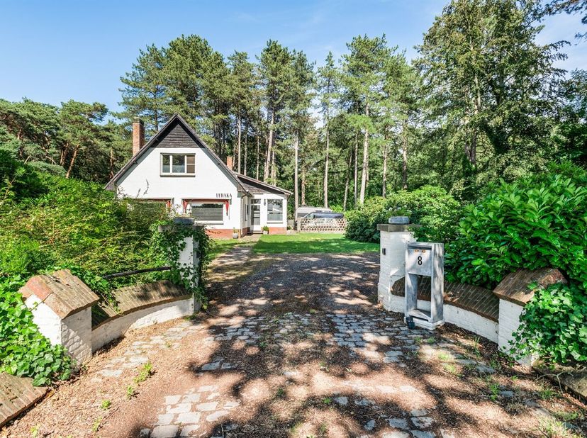 Landhuis met 3 slaapkamers op ca. 2.760 m²<br />
Via de inkomhal met gastentoilet en trap naar de verdieping betreedt u de woning. De woonkamer geniet