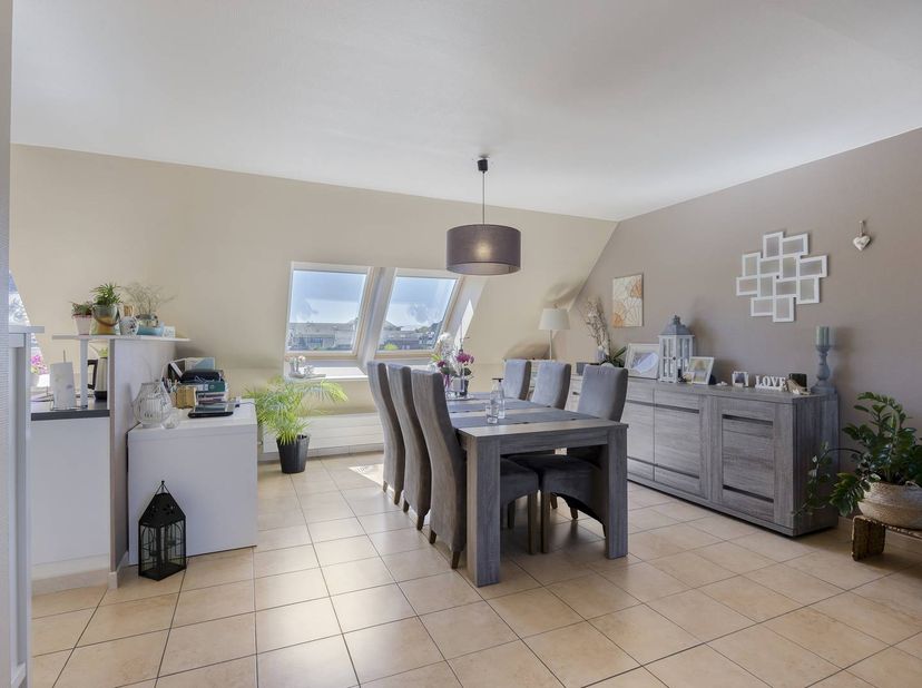 Cet appartement est situé aux deuxième et troisième étages (sans ascenseur) et dispose d'une surface habitable d'environ 100 m². <br />
<br />
MISE EN