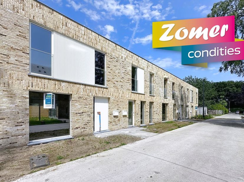 Deze HOB op lot 1 staat reeds ruwbouw-winddicht.&amp;nbsp;<br />
GLVLS: inkom, wc, ruime living met ingerichte keuken met eiland en berging. De grote raam