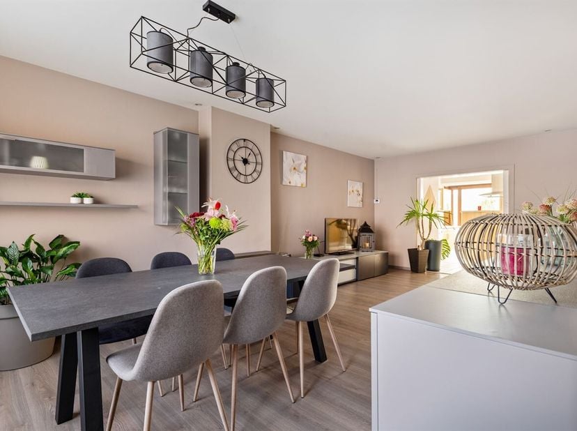 Perfect onderhouden en opgewaardeerde gezinswoning met aanpalende garage.<br />
Ligging: wijk Deuzeld, zijstraat van Eethuisstraat, uitvalswegen naar