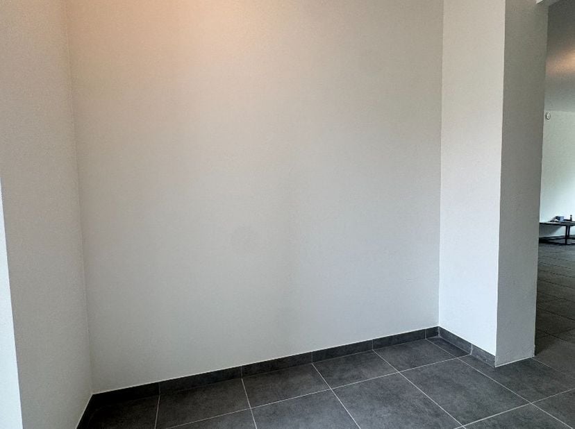 Dit gelijkvloers appartement (C0.1) is gelegen in de Residentie Brouwershof te Westrozebeke (Staden) en bestaat uit: inkomhal - toilet - badkamer - le