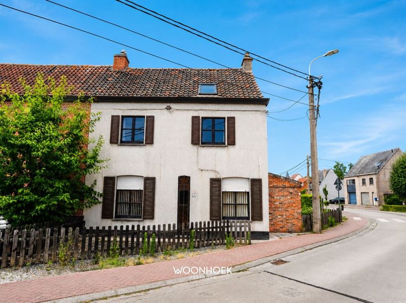 Karaktervolle halfopen woning met authentieke charme en potentieel in Lochristi.<br />
In een rustige en groene omgeving te Lochristi bevindt zich dez