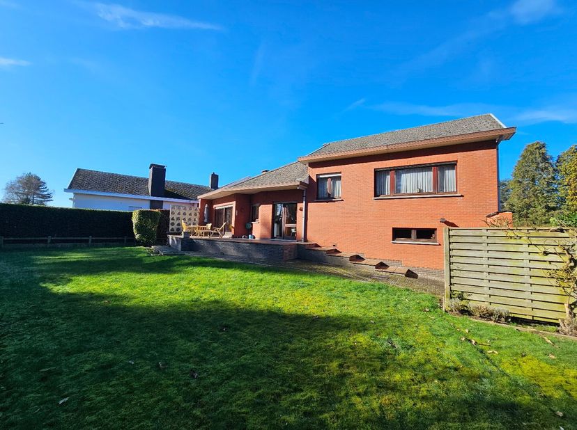 ! IN OPTIE - COMPROMIS IN OPMAAK !<br />
Solide en karaktervolle open bebouwing met een split-level indeling, 3 slaapkamers, garage en tuin. Dankzij d