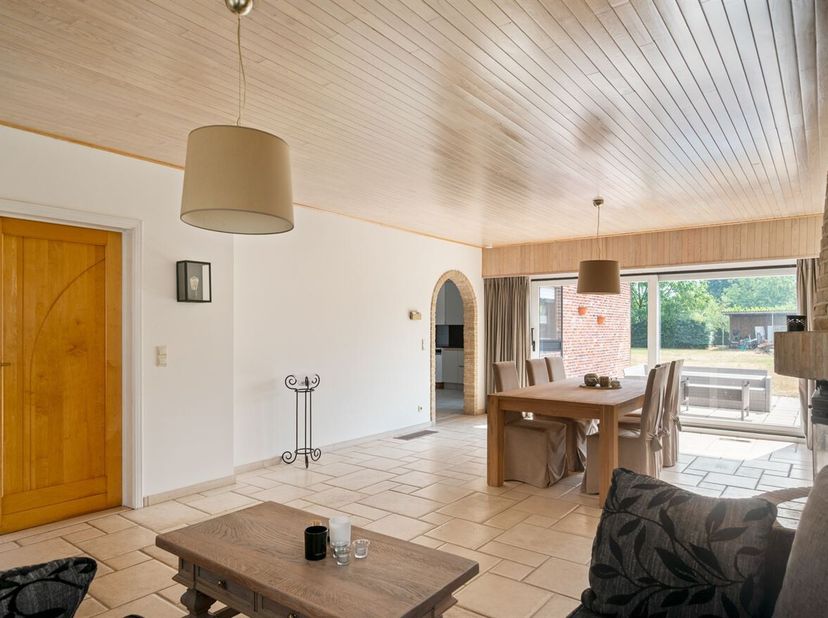 Vous recherchez de l'espace, du calme et de la verdure ? Cette spacieuse maison située au 8 Kerkeveld à Pulle bénéficie d'un emplacement extrêmement c
