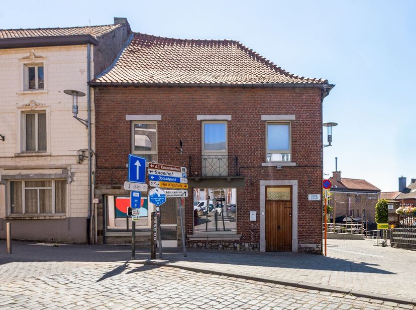 Handelsruimte te huur in het centrum van Borgloon<br />
<br />
Midden in het centrum van Borgloon, pal tegenover het prachtige stadhuis, bevindt zic