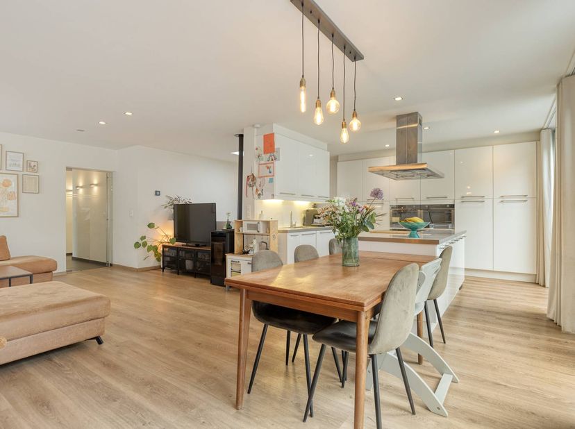 Ce bâtiment mitoyen magnifiquement rénové situé dans la Gustaaf Van Heckelaan offre une combinaison d'espace, de lumière et de confort de vie moderne