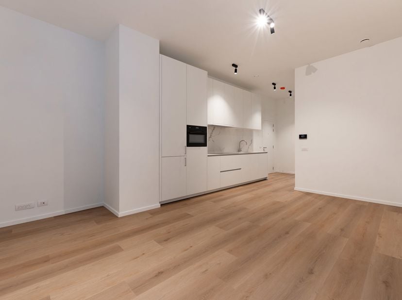 BRUSSEL, ideaal gelegen tussen het Muntplein en het Martelaarsplein. Prachtig nieuw APPARTEMENT (1 slaapkamer/1 douchekamer) met een oppervlakte van 5