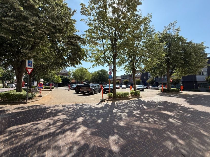Deze recente handelsruimte bevindt zich in de stijlvolle nieuwbouwresidentie Oscar, pal op het Dorpsplein van Evergem, en biedt een uitstekende zichtb
