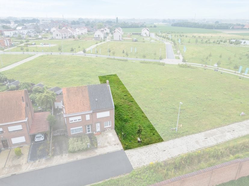 Dit mooi gelegen perceel bouwgrond van 600 m² is zeer aangenaam gelegen in een rustige en kindvriendelijke woonomgeving in de nabijheid van het centru
