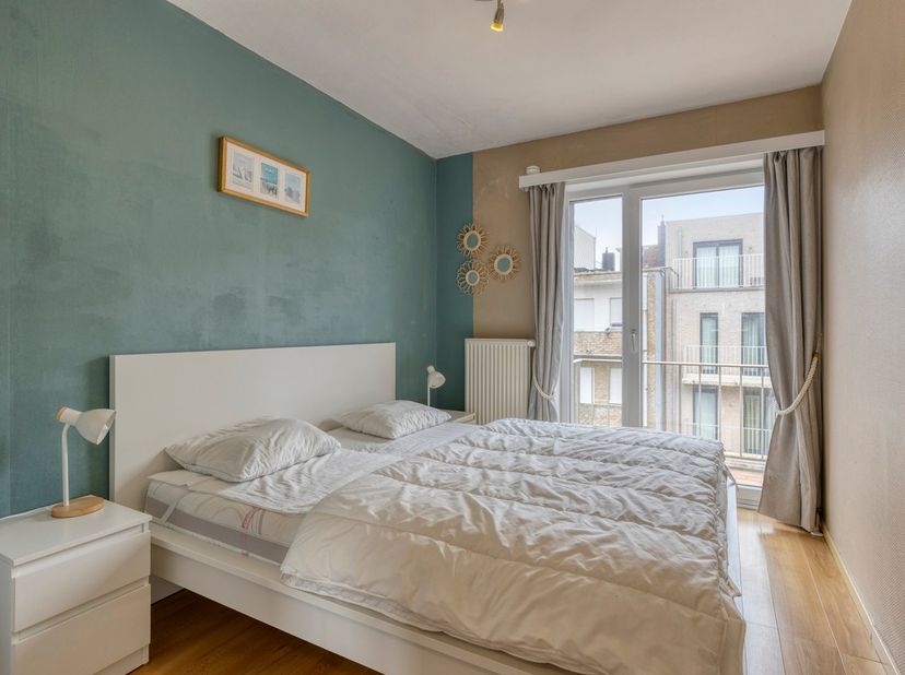 Cet appartement chaleureux dispose de 2 chambres, d’une salle de bains avec baignoire et toilettes, ainsi que d’un séjour lumineux orienté plein sud a