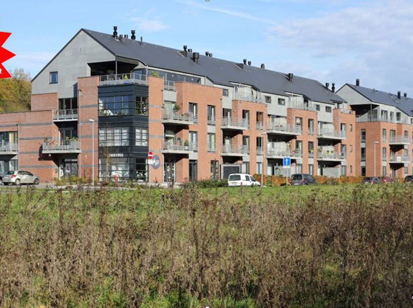 Appartement situé au premier étage d'un immeuble de standing, composé d'un hall d'entrée, de 2 chambres, un wc séparé, deux salles d'eau, un séjour lu