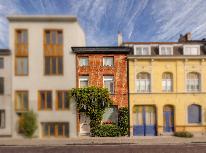 In de Jos Verdegemstraat, een rustige éénrichtingsstraat in Sint-Amandsberg, vinden we deze gezellige en instapklare rijwoning. De woning geniet van e
