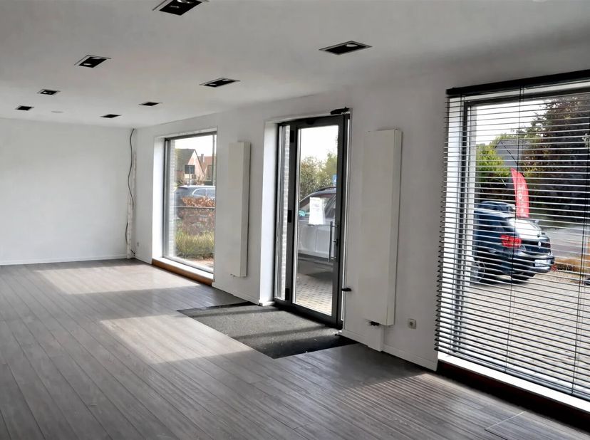 HANDELGELIJKVLOERS/KANTOOR VAN 76 M² MET VEEL LICHTINVAL IN STEVOORT<br />
Op zoek naar de ideale kantoorruimte of een nieuwe locatie voor uw zaak? On