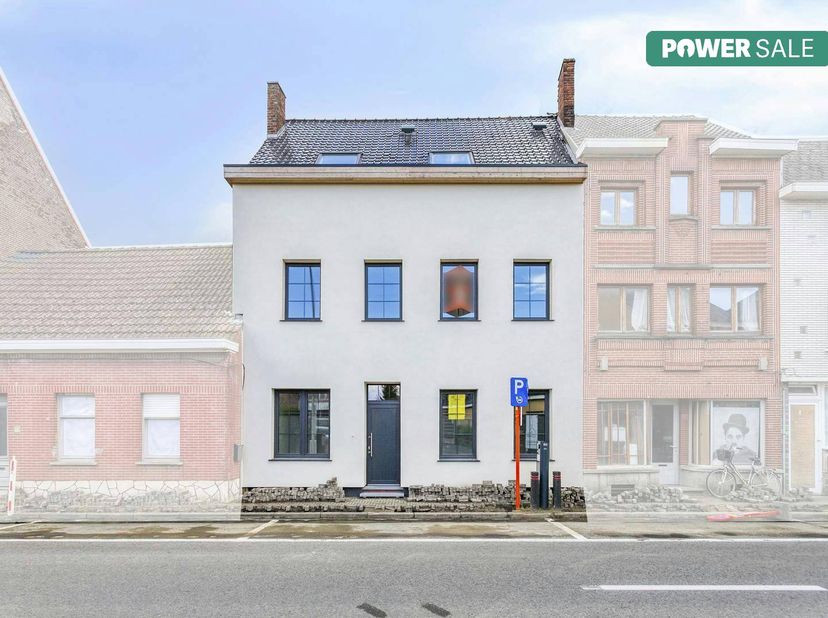 Deze schitterende, tussen 2024 en 2025 volledig vernieuwde woning combineert modern wooncomfort met een hoogwaardige afwerking. Dankzij de grondige to
