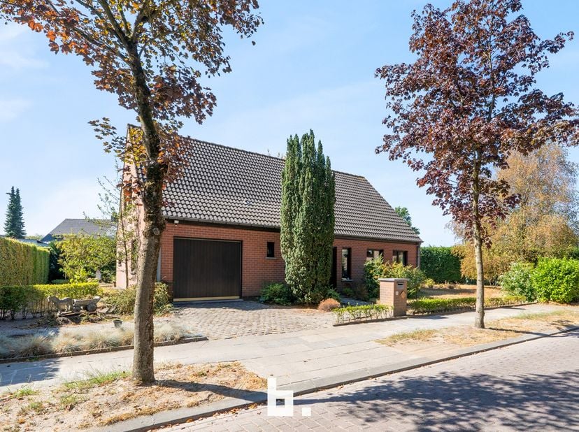 Op een centrale ligging te Assebroek in een doodlopende straat bevindt zich deze te renoveren alleenstaande woning. De indeling is als volgt: BENEDENV