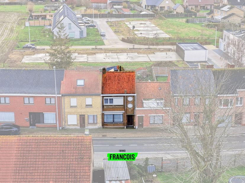 Vous recherchez une maison à vendre à Roesbrugge que vous pouvez aménager entièrement selon vos goûts ? Cette maison mitoyenne à rénover est alors une