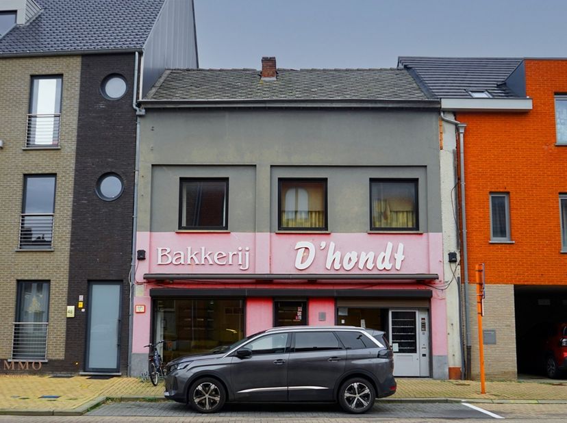 Dit goedgelegen handelshuis ligt op een verzorgd perceel van 4a 84ca aan de Koning Boudewijnlaan 46 in Genk, in een buurt die centraal ligt ten opzich