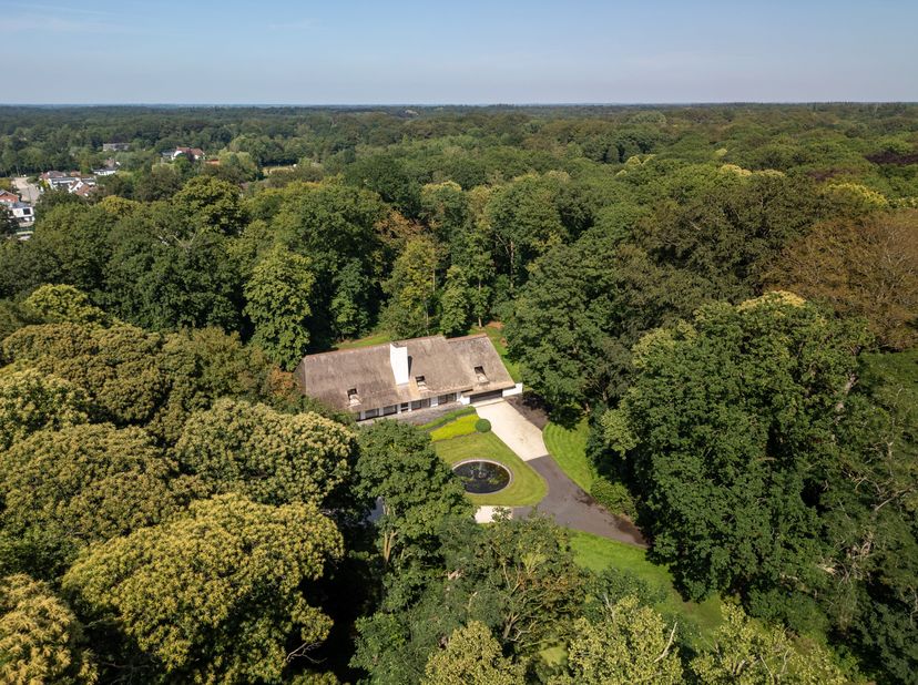 Dit renovatieproject op een prachtig domein van 1,9 hectare, gelegen in de bosrijke omgeving van Hertsberge, biedt volop ruimte om te renoveren en in